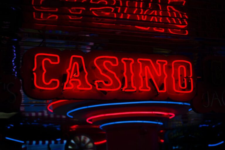 Cartel luminoso de un casino con luces de neón brillantes