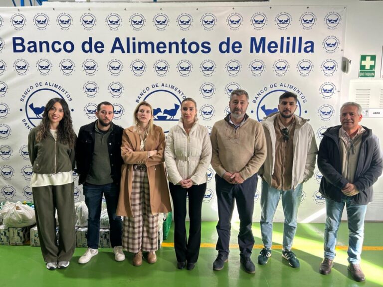 Miembros de CCOO agradeciendo al Banco de Alimentos en Melilla