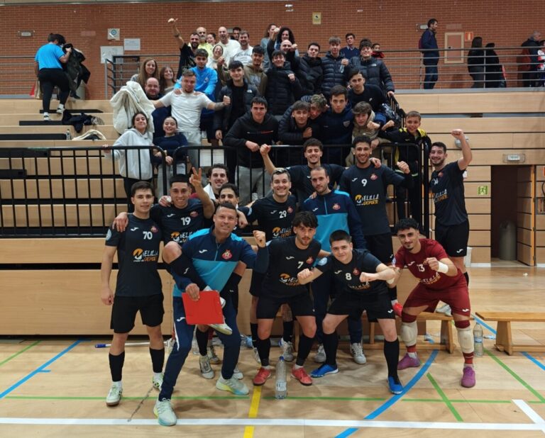 Jugadores del C.D. Melistar posando con aficionados en el Poliesportiu Insular Blancadona.