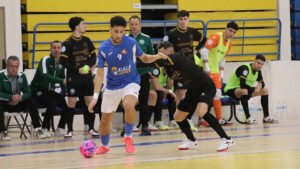 Jugador del C.D. Melistar en acción durante un partido de fútbol sala