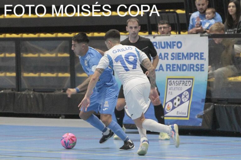Jugadores del C.D. Melistar compiten en un partido de fútbol sala
