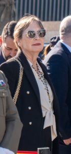 Cecilia González de CPM en un evento, luciendo elegante y seria