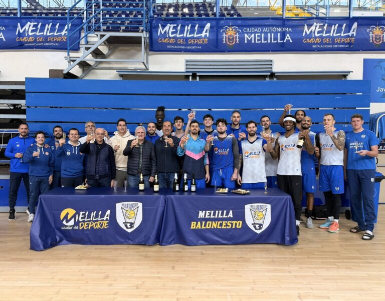 Jugadores y staff del Club Melilla Baloncesto celebrando con copas