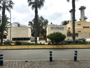 Vista de la central de Endesa en Melilla con palmeras alrededor