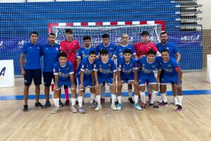 Equipo del C.F. Rusadir posando en la cancha de fútbol sala