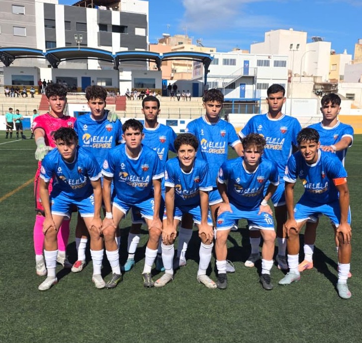 Equipo del C.F. Rusadir posando en el campo de fútbol