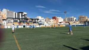 Partido de fútbol entre el C.F. Rusadir y Linares Deportivo en el campo de La Espiguera.