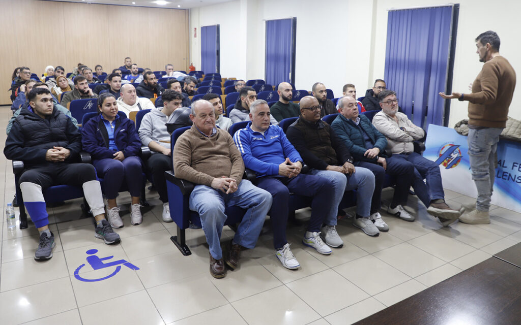 Asistentes a la charla sobre protección infantil en el fútbol