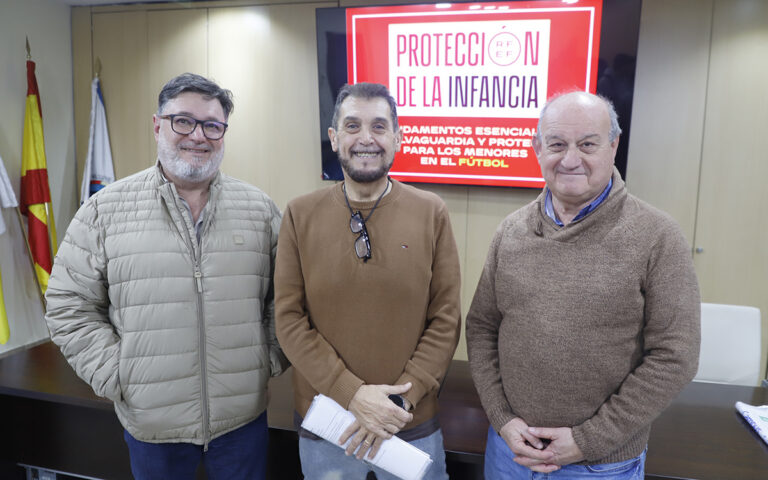 Participantes en la charla sobre protección infantil en el fútbol