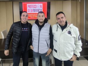 Tres personas posando durante la charla del programa Impulso Grassroots