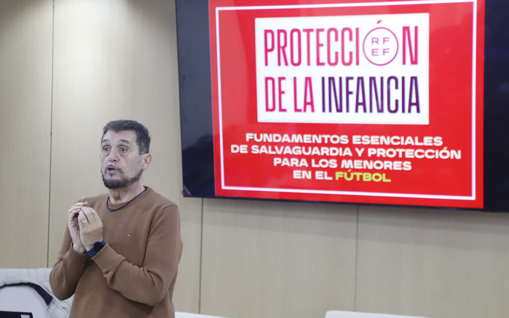 Ponente explicando sobre protección infantil en el fútbol