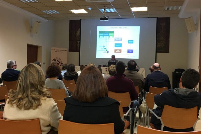 Asistentes a una charla en el Real Club Marítimo de Melilla