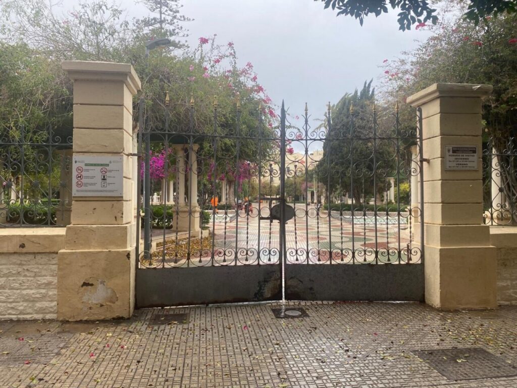 Puerta cerrada de un parque en Melilla debido a fuertes vientos