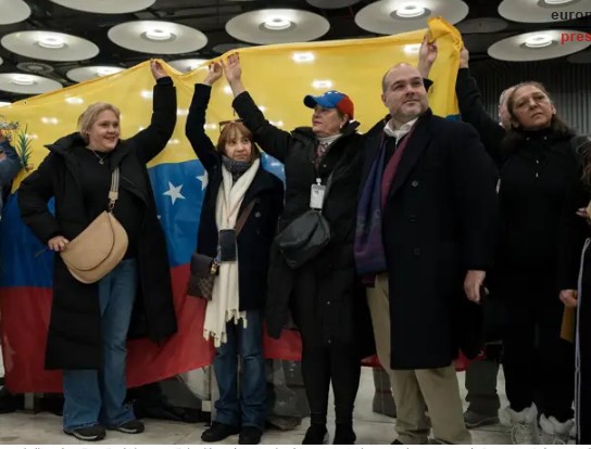 Cinco españoles liberados en Venezuela llegan a Madrid con una bandera venezolana.