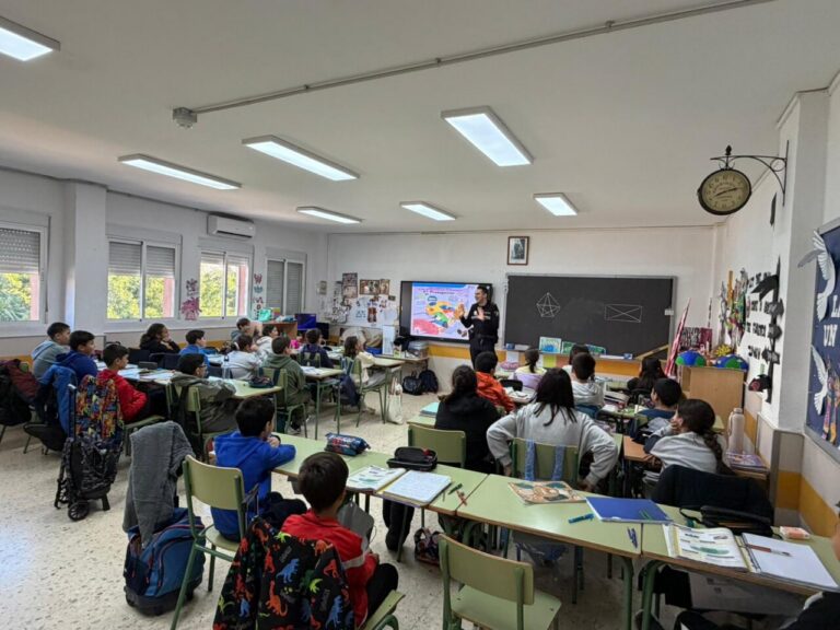 Clase de educación vial en un aula con estudiantes atentos