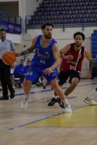 Jugadores del Club Melilla Baloncesto en acción durante un partido