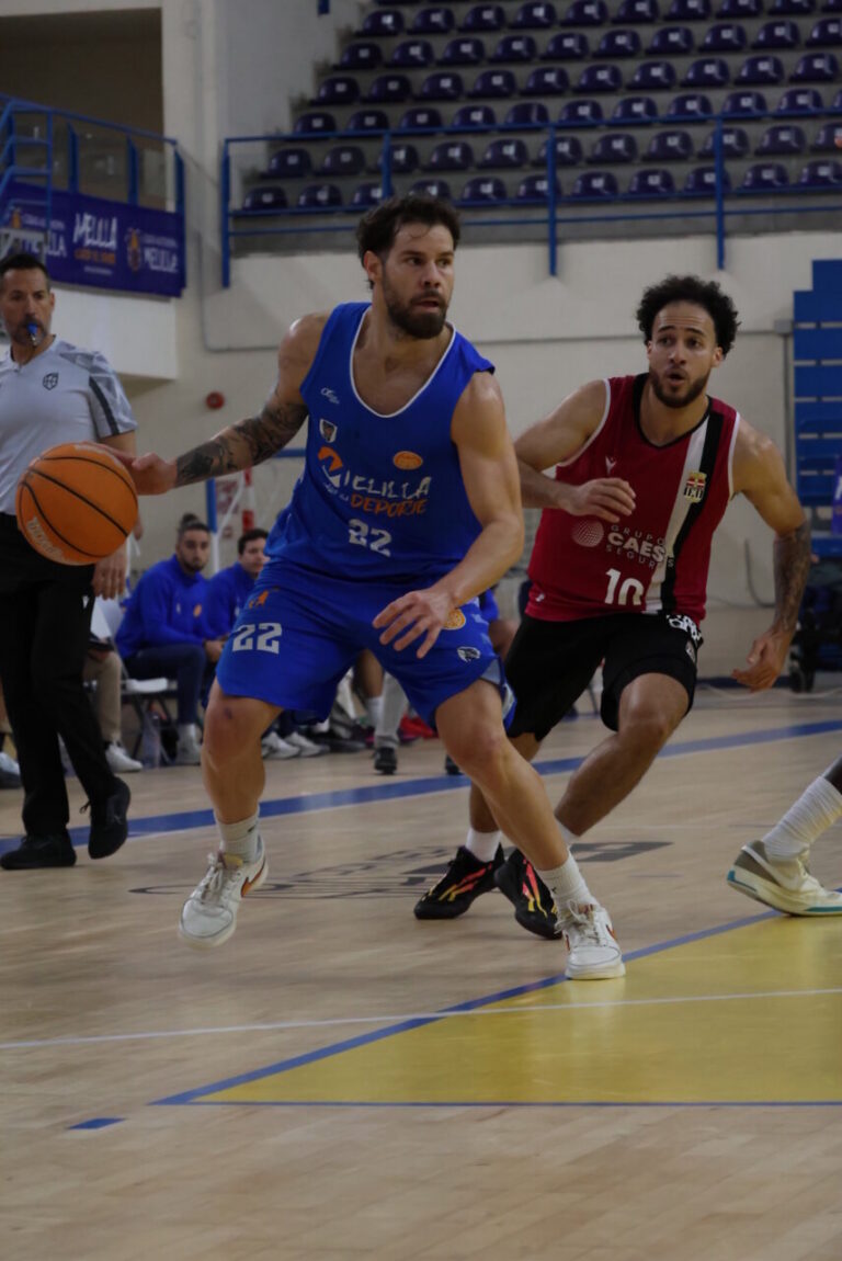 Jugadores del Club Melilla Baloncesto en acción durante un partido