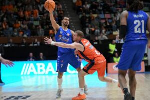 Jugador del Club Melilla Baloncesto en acción durante un partido