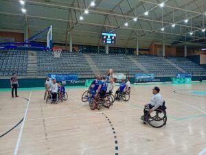 Jugadores del Club Melilla Baloncesto en Silla de Ruedas durante un partido