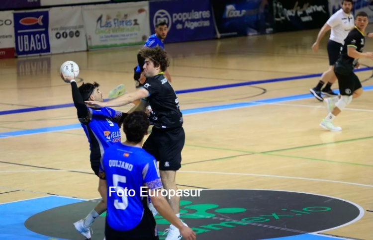Entrenadores del Club Melilla Balonmano en el Pabellón Municipal.