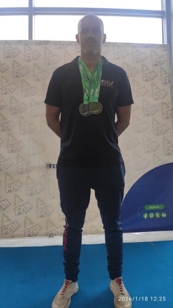 Nadador del Club Natación Rusadir con medallas en campeonato