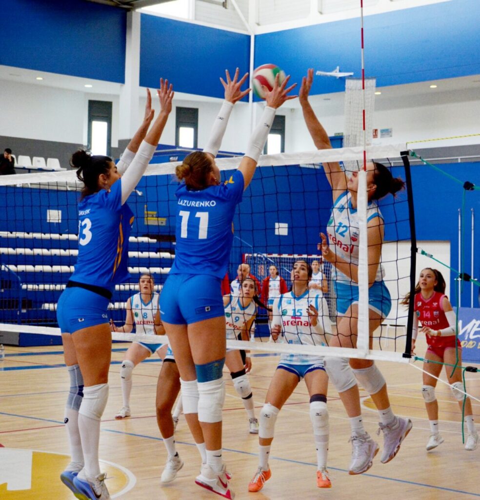 Jugadoras del Club Voleibol Melilla en un partido contra Arenal Emevé