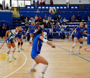 Jugadoras del Club Voleibol Melilla en acción durante un partido emocionante