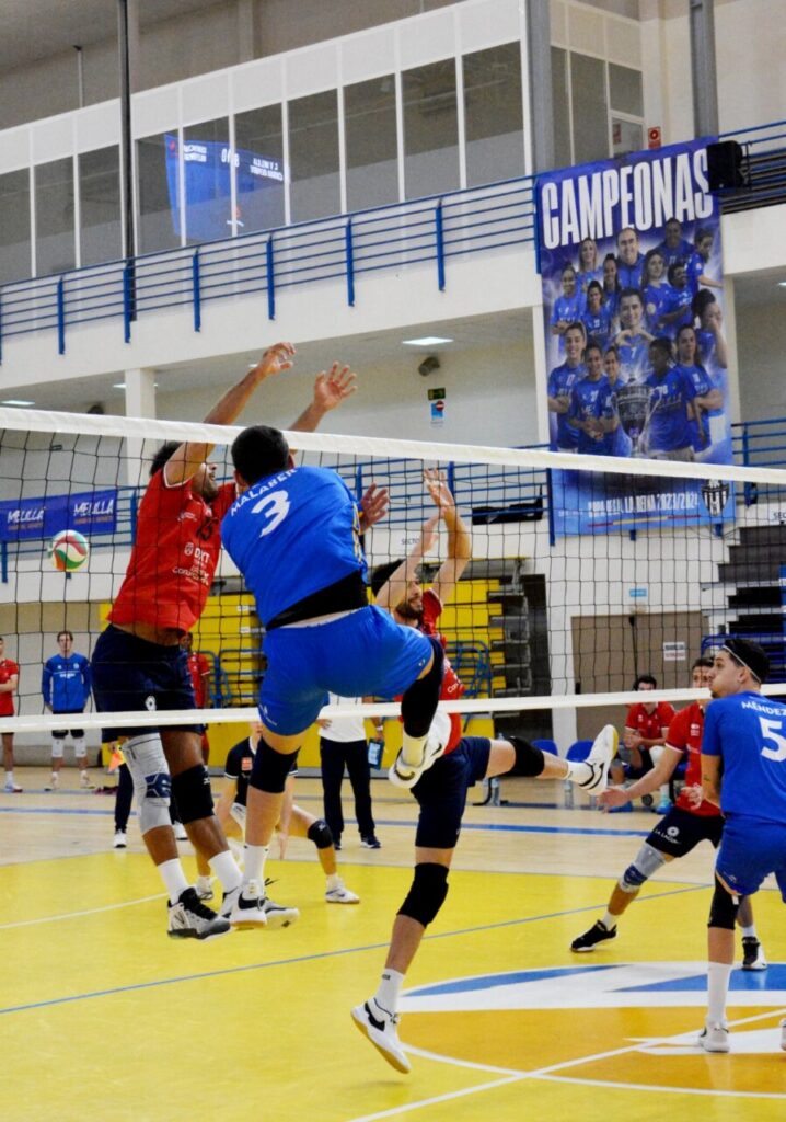Jugadores de voleibol en acción durante un partido en el Pabellón de Deportes Javier Imbroda