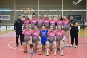 Equipo del Club Voleibol Melilla posando en la cancha de voleibol