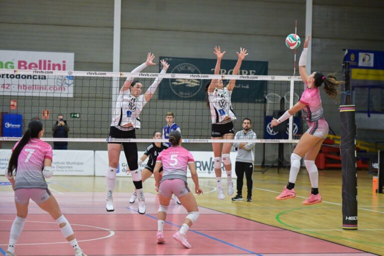 Jugadoras del Club Voleibol Melilla en un partido de la Copa de la Reina