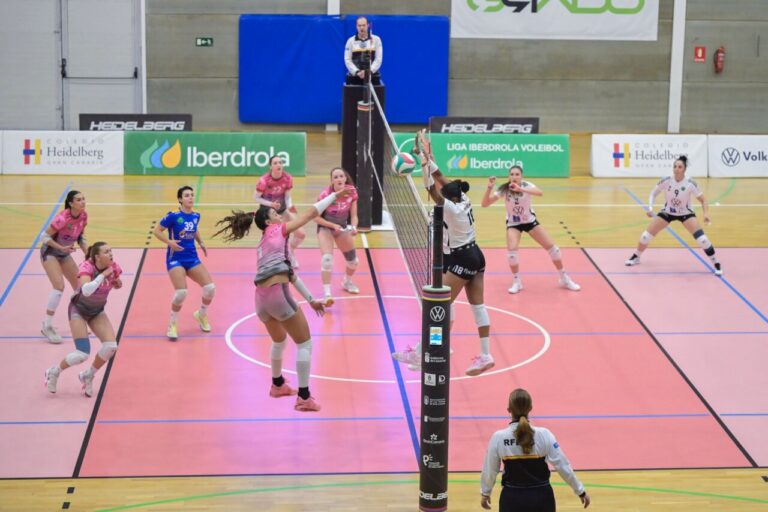 Jugadoras del Club Voleibol Melilla en un partido contra Heidelberg Volkswagen