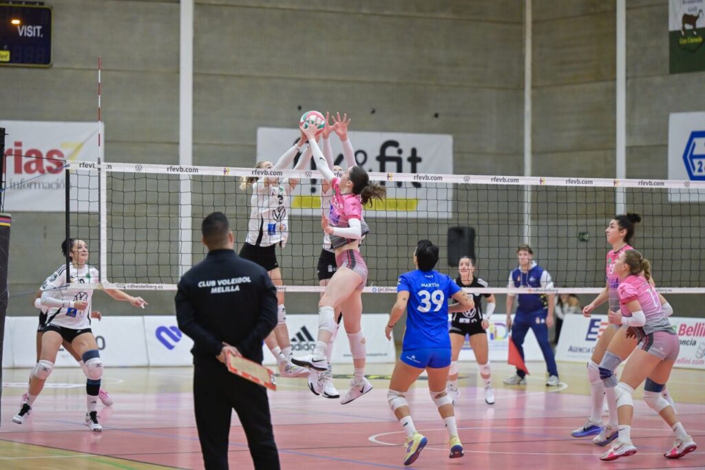 Jugadoras del Club Voleibol Melilla en un partido contra Heidelberg Volkswagen