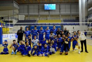 Equipo del Club Voleibol Melilla celebrando victoria con animadoras