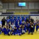 Equipo del Club Voleibol Melilla celebrando victoria con animadoras