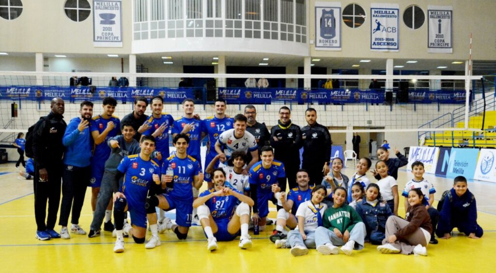 Jugadores del Club Voleibol Melilla celebrando su victoria contra Cisneros La Laguna