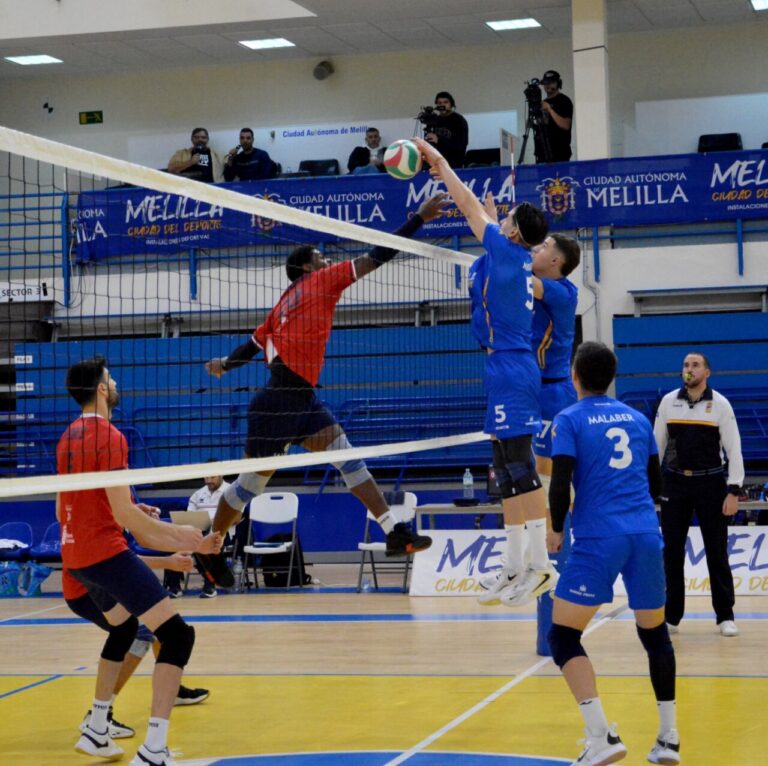Jugadores del Club Voleibol Melilla en acción durante un partido