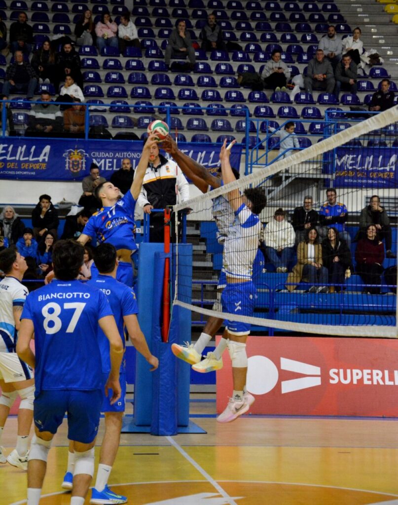 Jugadores del Club Voleibol Melilla en acción durante un partido contra Benidorm