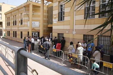 Personas haciendo fila frente a un edificio público en Melilla