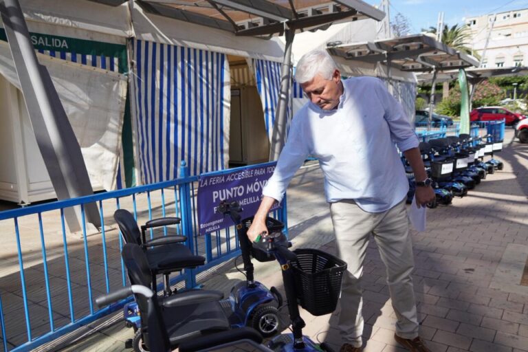 Reunión de la Comisión de Infraestructuras en Melilla con sillas de movilidad