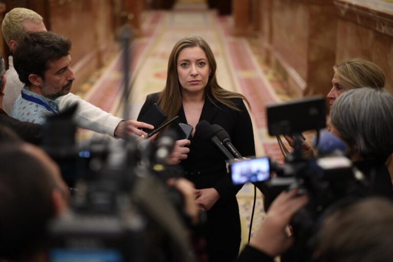 Ester Muñoz del PP hablando con periodistas en el Congreso