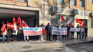 Trabajadores de ludotecas en Melilla protestan con pancartas y banderas.