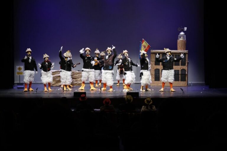 Actuación de chirigotas en el Teatro Kursaal durante el Carnaval