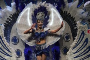 Mujer disfrazada en el concurso de disfraces del carnaval