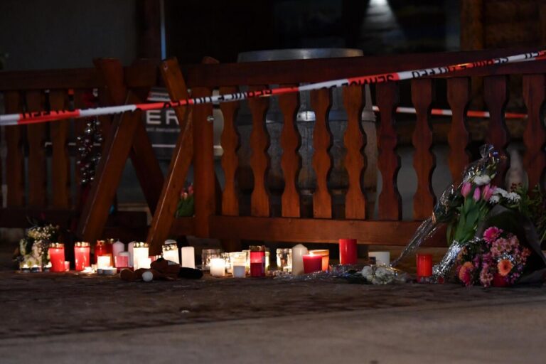 Velas y flores en homenaje a las víctimas de Crans-Montana en Suiza