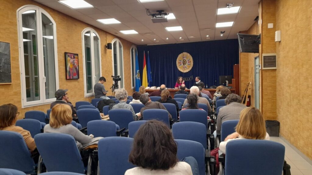 Asistentes a la conferencia sobre el impacto de la IA en la sociedad en UNED.