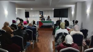 Conferencia sobre Palestina con activistas y público asistente