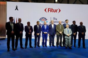 Grupo de personas en un evento de agencias de viajes en Melilla