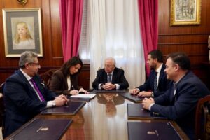 Reunión para la firma de un convenio entre Emvismesa y Cajamar en Melilla.