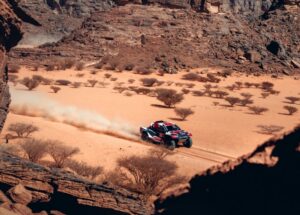 Coche de rally en el desierto durante el Dakar 2026