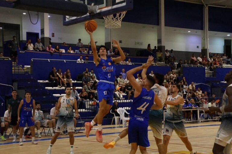 Cristian Palomares lanzando a canasta en un partido de baloncesto